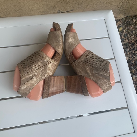 Sofft suede perforated tan glittery sandals size 6M - Picture 13 of 16